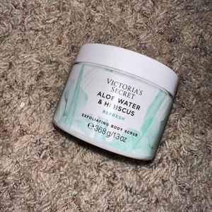 NWT Victoria’s Secret aloe water & hibiscus 🌺 body scrub